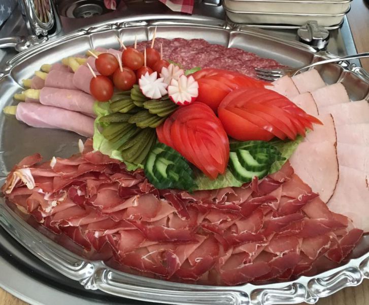 Fein dekorierte Wurstplatte Wurstplatte